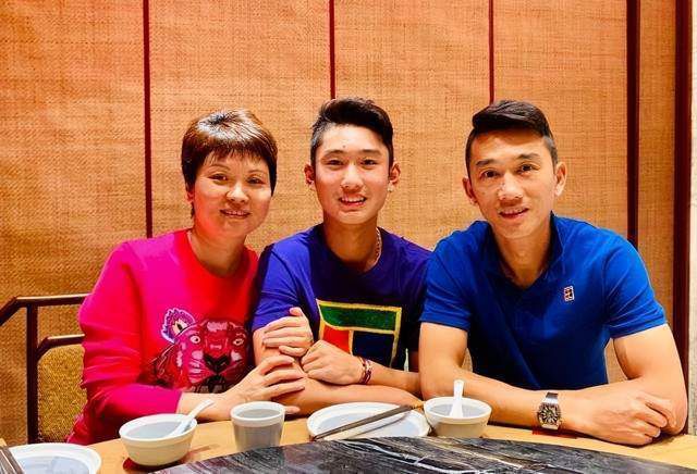 男模脱裤子全身精光gay